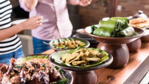 Manfaat Medis di Balik Hadits Larangan Makan Sambil Berdiri