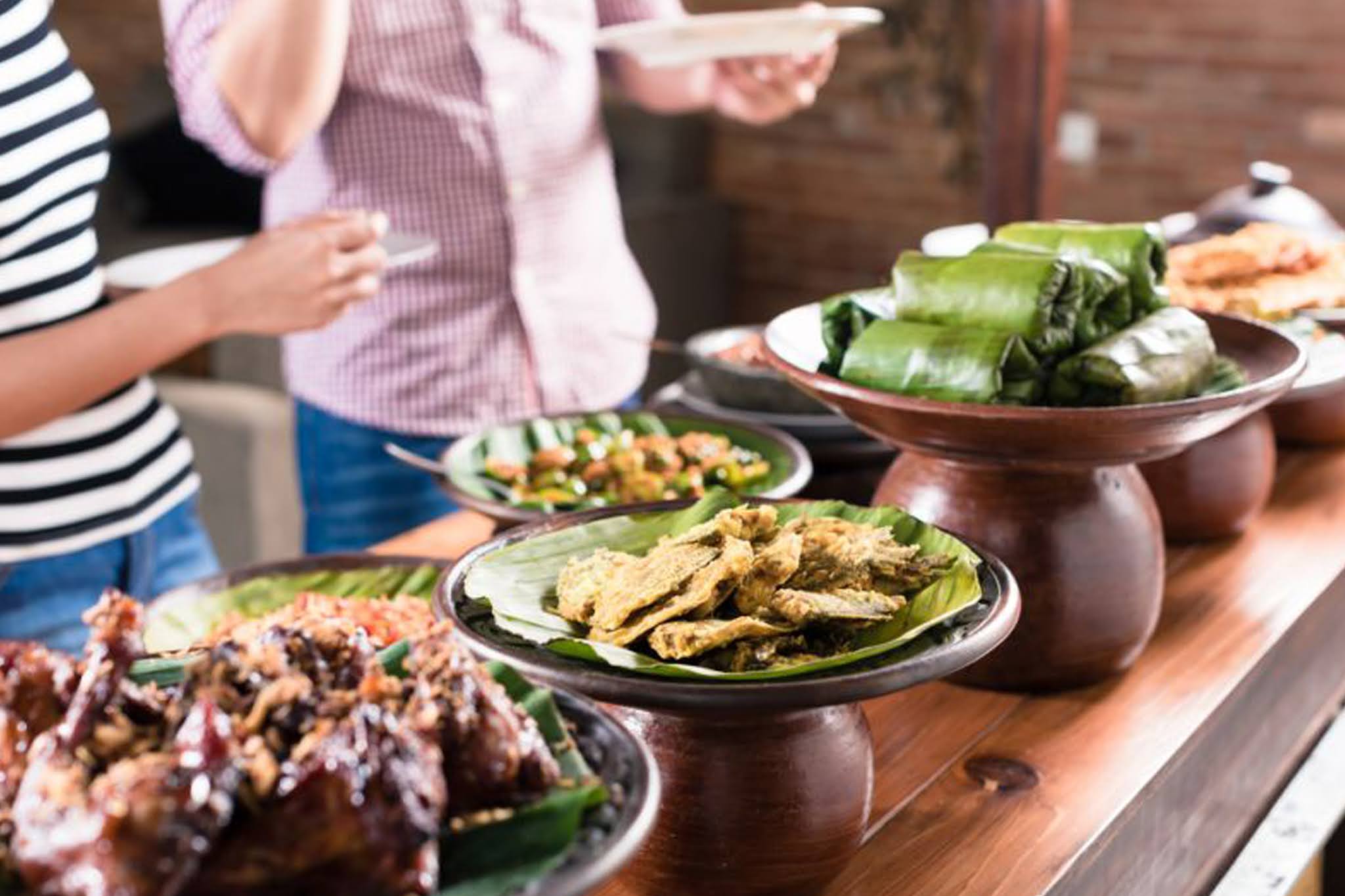 Manfaat Medis di Balik Hadits Larangan Makan Sambil Berdiri
