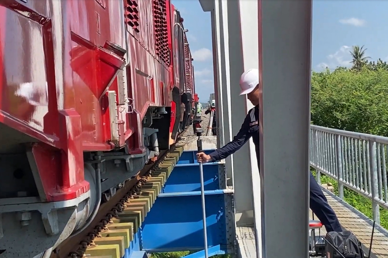 Uji Beban Jembatan di BH 275 Banyuwangi, Gunakan Lokomotif Diesel Hidrolik CC300 (Foto: Ambang/Pelitaonline.co)