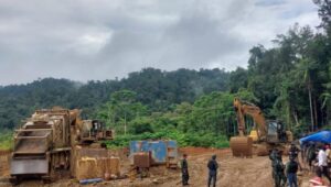 TAMBANG ILEGAL - Tampak Satgas PKH saat mengamankan praktik penambangan emas tanpa izin (PETI) di kawasan KM 95 Unipo, Distrik Siriwo, Kabupaten Nabire, Papua Tengah, Rabu, (13/5/2026). Artikel ini telah tayang di Tribun-Papua.com dengan judul Hutan Papua Dirusak, Tujuh WNA China Jadi Tersangka Penambangan Emas Ilegal di Nabire, https://papua.tribunnews.com/news/126070/hutan-papua-dirusak-tujuh-wna-china-jadi-tersangka-penambangan-emas-ilegal-di-nabire.