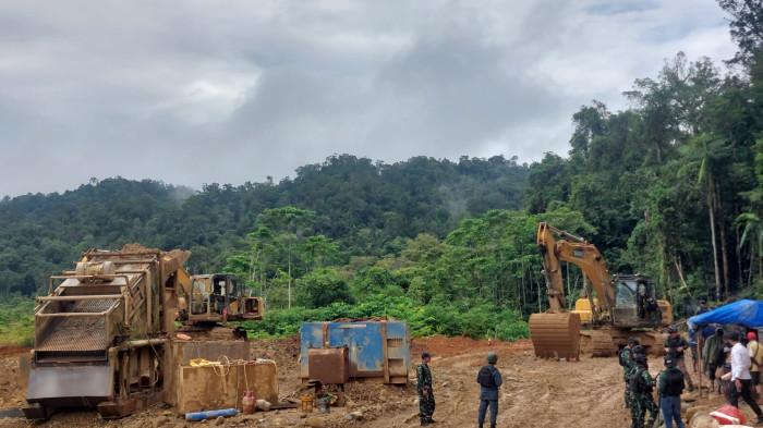 TAMBANG ILEGAL - Tampak Satgas PKH saat mengamankan praktik penambangan emas tanpa izin (PETI) di kawasan KM 95 Unipo, Distrik Siriwo, Kabupaten Nabire, Papua Tengah, Rabu, (13/5/2026). Artikel ini telah tayang di Tribun-Papua.com dengan judul Hutan Papua Dirusak, Tujuh WNA China Jadi Tersangka Penambangan Emas Ilegal di Nabire, https://papua.tribunnews.com/news/126070/hutan-papua-dirusak-tujuh-wna-china-jadi-tersangka-penambangan-emas-ilegal-di-nabire.