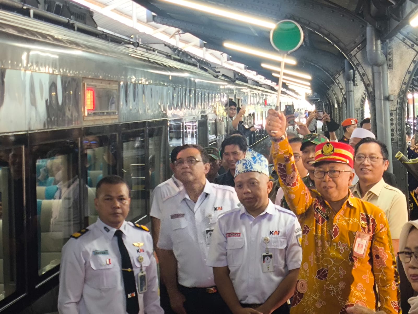 Prosesi keberangkatan perdana KA Pandalungan 2 dari Stasiun Jember tujuan Stasiun Gambir, Jakarta (Foto: Ambang/Pelitaonline.co)